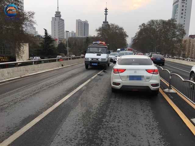 鄭州私家車撞毀十米護(hù)欄 司機(jī)抽著煙逆行下橋