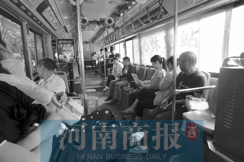 高考家長(zhǎng)坐公交“討彩頭” 網(wǎng)友提醒：“別坐985路” 為啥？