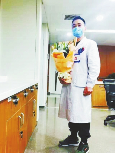 王運明時常收到患者送來的花束，談起救人，他說都是身為醫(yī)生應(yīng)該做的。