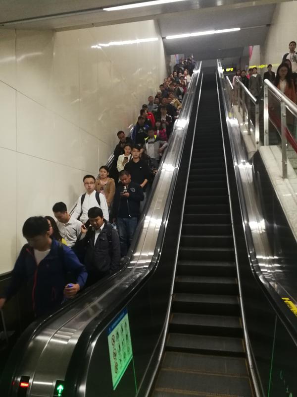 乘扶梯“左行右立”錯了?鄭州地鐵或?qū)⑷∠撎嵝? style= 乘扶梯“左行右立”錯了?鄭州地鐵或?qū)⑷∠撎嵝? complete=