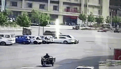 然而，這起看似簡單的交通事故，接下來發(fā)生的事兒，卻讓人感到驚奇。