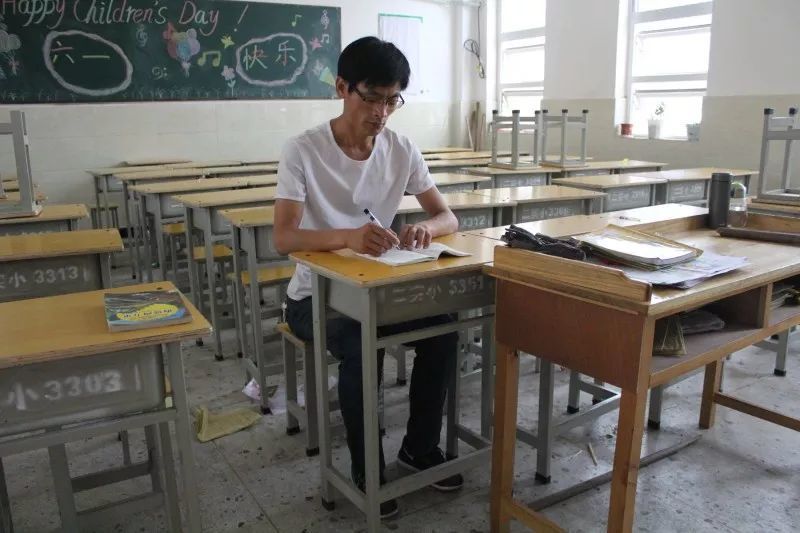 高考考點設(shè)在小學(xué)網(wǎng)友擔(dān)心桌椅矮 教體局回應(yīng) 高考考點設(shè)在小學(xué)網(wǎng)友擔(dān)心桌椅矮 教體局回應(yīng)