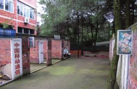 緊挨鐵山坪基地，有一條“迷你”街道，雖然簡陋，但尚未拆去的店鋪名稱顯出了曾經(jīng)的“繁華”。組圖/記者倪志剛