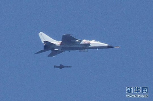 資料圖：中國飛豹戰(zhàn)機發(fā)射導彈，精確打擊海上目標。