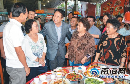1月1日，省委書記、省人大常委會主任羅保銘在三亞調(diào)研。圖為在三亞春園海鮮大排檔，羅保銘來到用餐的游客中間，了解他們在三亞的旅游感受，并認真聽取大家的意見和建議。本報記者 王凱 攝