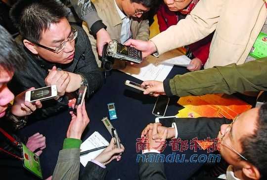 咨詢問(wèn)政會(huì)上，記者的錄音設(shè)備遍布臺(tái)面。南都記者 馮宙鋒 攝