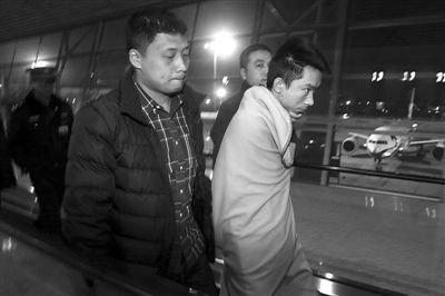 昨日，首都機場，跨國綁架勒索團伙首犯中國籍男子奚某被押解回國。新京報記者 尹亞飛 攝