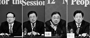 昨天，國務(wù)院深化醫(yī)藥衛(wèi)生體制改革領(lǐng)導(dǎo)小組辦公室負(fù)責(zé)人王保安、孫志剛、馬曉偉、胡曉義（從左至右）就“醫(yī)藥衛(wèi)生體制改革”有關(guān)問題回答記者提問。記者王鵬/攝