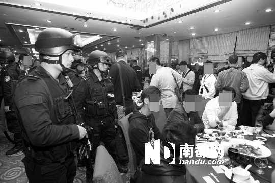 手持微沖、身穿防彈背心的警員進入酒樓進行調查。深圳警方供圖