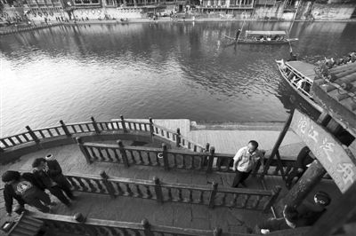 16日，湖南省長沙市，連日來，鳳凰景區(qū)游客稀少，商戶收入減少。