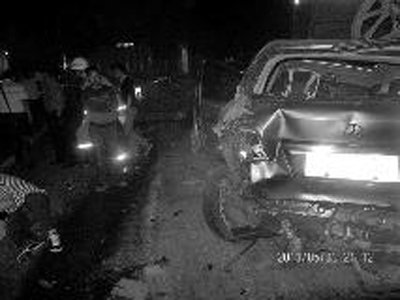 陜西境內(nèi)一高速路19輛車(chē)連撞 致1死10傷(圖) 陜西境內(nèi)一高速路19輛車(chē)連撞 致1死10傷(圖)