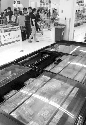 新街口某超市羊肉卷柜臺無人問津。