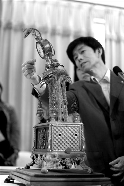 昨天，故宮文物修復(fù)專家向記者介紹“人打鐘”的損壞情況。圖/CFP