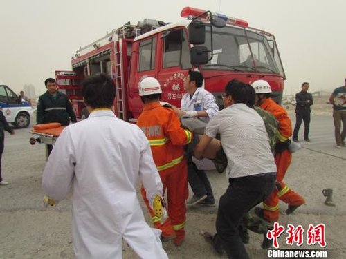 新疆吐和高速公路兩車相撞致3死1重傷(圖) 新疆吐和高速公路兩車相撞致3死1重傷(圖)