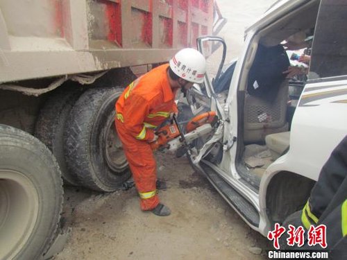 新疆吐和高速公路兩車相撞致3死1重傷(圖) 新疆吐和高速公路兩車相撞致3死1重傷(圖)
