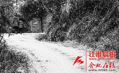 2月21日，媽媽帶著小雪離開了村子。 晨報(bào)記者 高博 攝