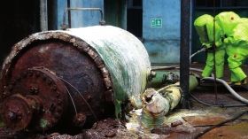 5月19日，中鹽湖南株洲化工集團(tuán)有限公司廠區(qū)，消防戰(zhàn)士穿著重型防化服對(duì)泄漏點(diǎn)及周圍進(jìn)行處置。圖/讀者高先生