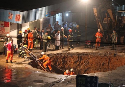 　圖為救援人員正在搜救。