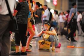 5月26日，武廣高鐵長沙南站，因為高鐵設備故障，滯留了大量旅客。圖/記者李坤