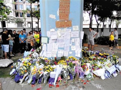 　昨日，廈門市民在BRT的橋墩下放上鮮花悼念逝者。新京報(bào)記者 郭鐵流 攝