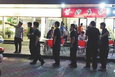 6月13日晚10點，朝陽區(qū)國美第一城附近，一名城管隊員帶領(lǐng)一隊協(xié)管例行巡查街邊大排檔。新京報記者 尹亞飛 攝