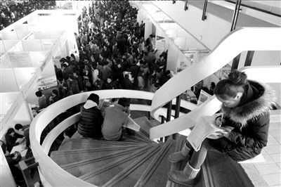 2月23日，北京春節(jié)后首場(chǎng)大型招聘會(huì)在老國(guó)展舉行。（資料圖片）京華時(shí)報(bào)記者張斌攝