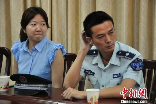 圖為參與“體驗(yàn)式執(zhí)法”的兩名城管隊(duì)員。　張芹　攝