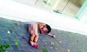 大熱天，小女孩赤身躺在馬路上