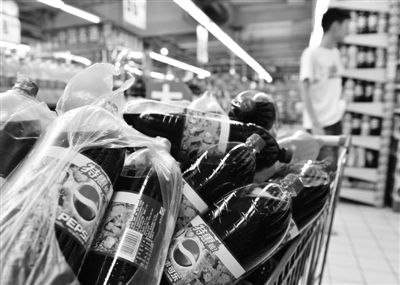 昨日，浙江省杭州市，在一家超市里拍攝到的百事可樂。近日，百事可樂再次遭遇“致癌風(fēng)波”。圖/CFP