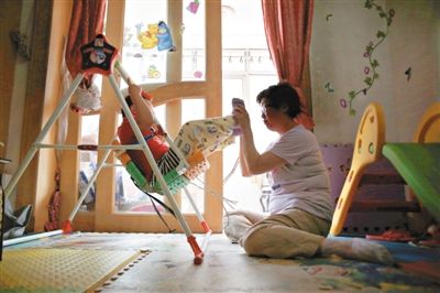 6月14日，未婚媽媽于軍的家里，她正在陪女兒悅悅玩耍。悅悅4歲了，因?yàn)闆](méi)有爸爸的信息而始終上不了戶口。