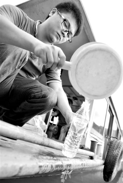 昨日，合面獅段水域，工作人員在取水檢測。據(jù)新華社