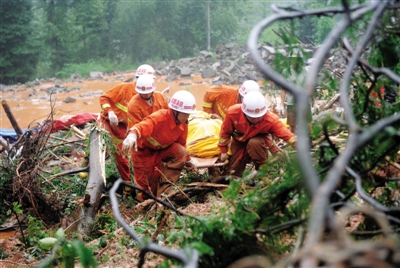 昨日，消防隊(duì)員在四川省都江堰市中興鎮(zhèn)三溪村滑坡現(xiàn)場(chǎng)運(yùn)送遇難者遺體。新華社記者 薛玉斌 攝