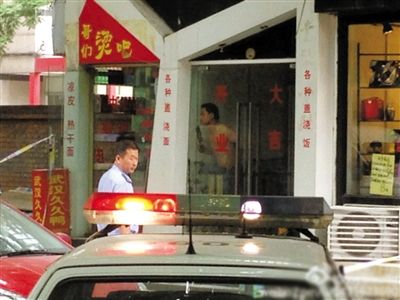 闖入面館的持刀男子與趕來的民警隔著玻璃門對(duì)峙，后店內(nèi)一名女童被其劫持。網(wǎng)友供圖