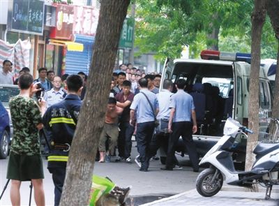 女童安全獲救后，嫌疑人被制服并由民警押出餐館。新華社發(fā)