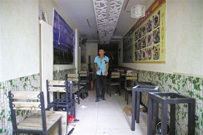 發(fā)生女童劫持事件的面館，事后現(xiàn)場(chǎng)一片狼藉。新京報(bào)記者 周崗峰 攝