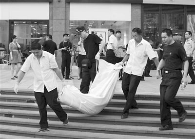 昨日,朝陽(yáng)區(qū)青年路大悅城東側(cè),一男子持刀行兇致兩人死亡。經(jīng)初步審查,嫌疑人自稱孝某(男,27歲,山東省沂水縣人),有精神病。目前,北京警方正聯(lián)系兩名受害人的親友。新華社發(fā)