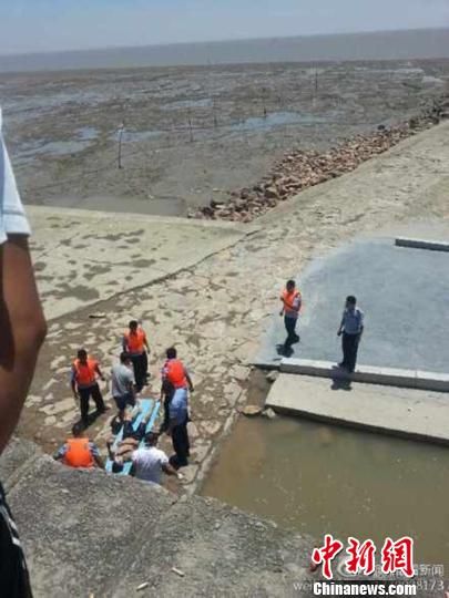 圖為網(wǎng)友@龍眼看新聞提供的溺水事故救援現(xiàn)場(chǎng)。 網(wǎng)友@龍眼看新聞 攝