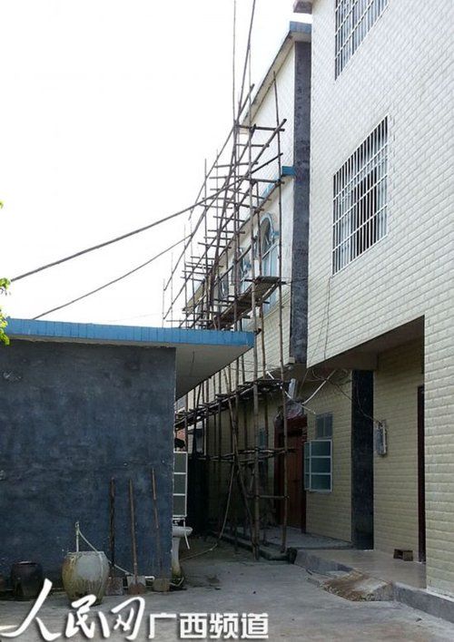 何某某的家門緊鎖，23日晚家人連夜搬家，現(xiàn)在去向不明