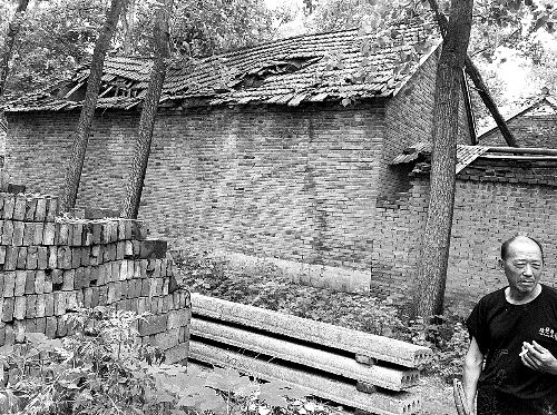 嫌疑人父母時常外出反映問題，家里的房子已破爛不堪。