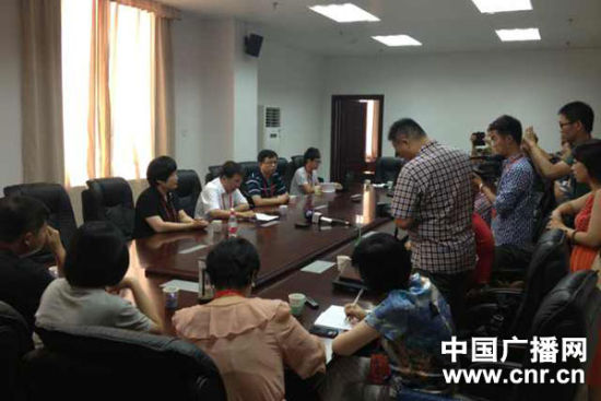 試卷原件展示前向媒體說明情況，并要求媒體不能拍照或攝像