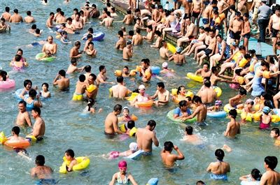 昨日，濟(jì)南市最高氣溫超過37℃，位于市區(qū)黑虎泉畔的泉水浴場(chǎng)免費(fèi)開放。