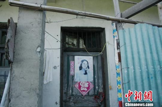 圖為嫌犯租住的民房，當(dāng)天受害人即攀在門上的窗口對(duì)外呼救。 吳佳蔚 攝