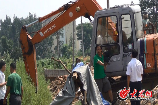 陳寶成手持自制刀斧守在挖掘機(jī)旁阻止便衣民警靠前。（視頻截圖）