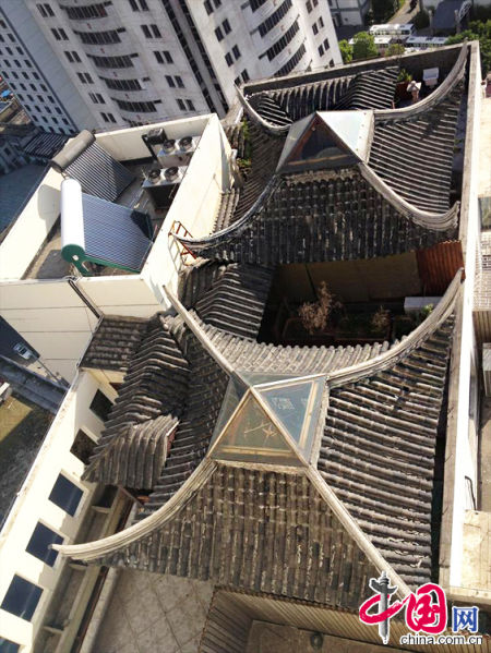 2013年8月14日，江蘇蘇州蘇州市三香大廈高樓18層樓頂東側(cè)陽(yáng)臺(tái)上的“蘇州園林”式別墅，兩座涼亭和兩道回廊，飛檐翹角，一派蘇州園林的氣勢(shì)。中國(guó)網(wǎng)圖片庫(kù)李俊鋒攝影