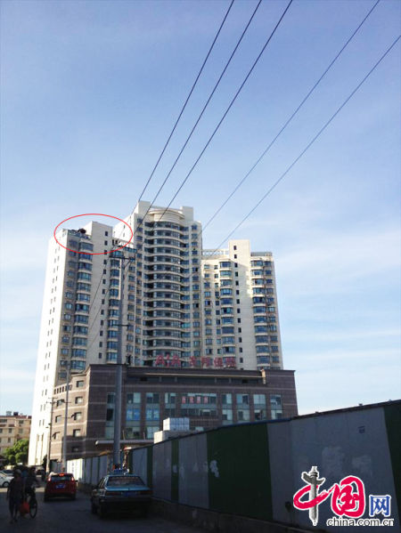 2013年8月14日，江蘇蘇州蘇州市三香大廈高樓18層樓頂東側(cè)陽(yáng)臺(tái)上的“蘇州園林”式別墅，兩座涼亭和兩道回廊，飛檐翹角，一派蘇州園林的氣勢(shì)。中國(guó)網(wǎng)圖片庫(kù)李俊鋒攝影