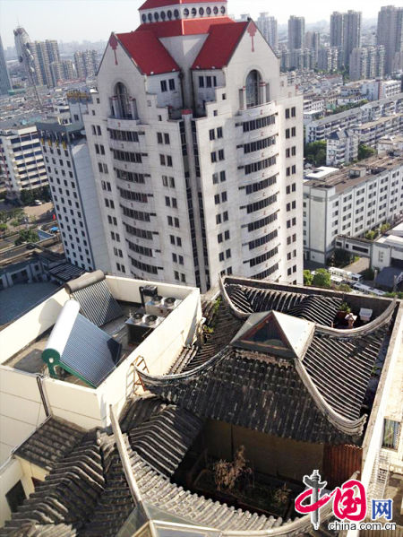 2013年8月14日，江蘇蘇州蘇州市三香大廈高樓18層樓頂東側(cè)陽(yáng)臺(tái)上的“蘇州園林”式別墅，兩座涼亭和兩道回廊，飛檐翹角，一派蘇州園林的氣勢(shì)。中國(guó)網(wǎng)圖片庫(kù)李俊鋒攝影