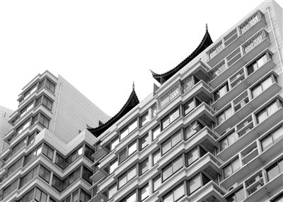 從三香大廈樓下能看見“空中園林”的亭檐一角。