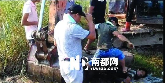 另一名男子被推入水塘。