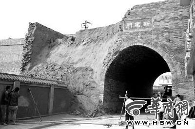 昨日上午9時左右，工人在倒塌處重新裝上護(hù)欄。實習(xí)記者 楊虎元 攝