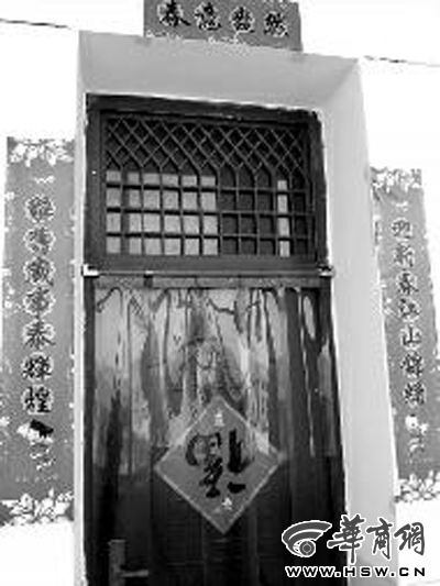 昨日中午，張某辦公室大門緊閉。